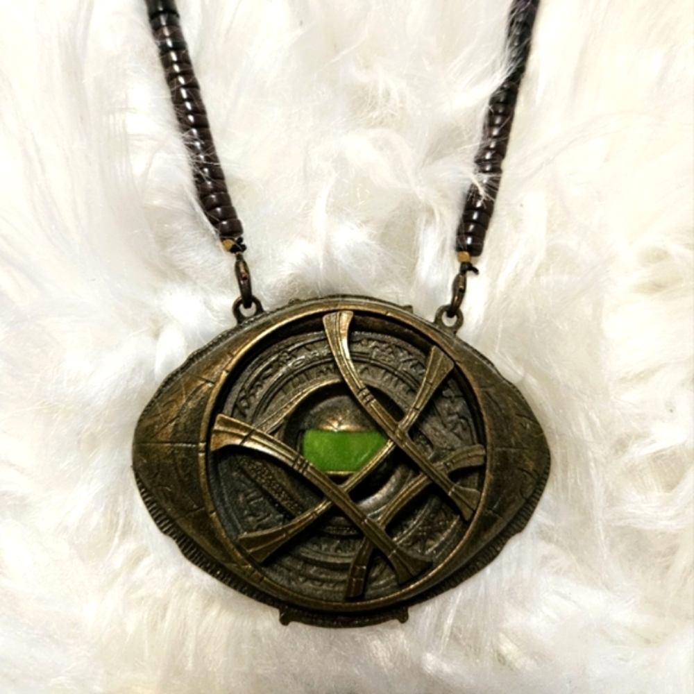 Dr Strange eye of agamotto replica necklace‎ Collector